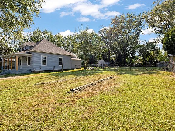 3rd image of 1223 N Forest Avenue