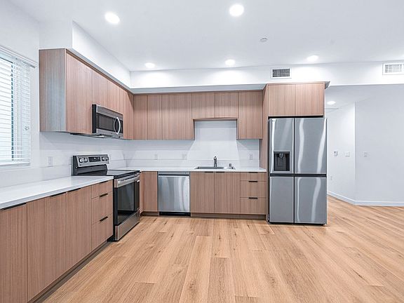 5th image of 14811 Erwin St #201
