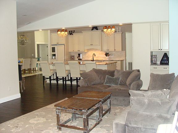 4th image of 2416 Parkstream Ave