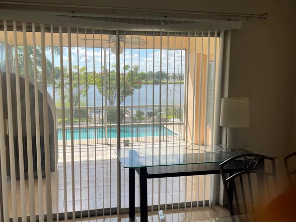 960 Crystal Lake Dr APT 207, Pompano Beach, FL 33064