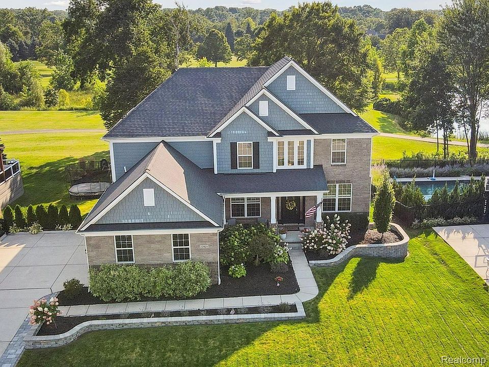 1st image of 22821 Country Club Dr