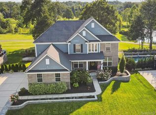 22821 Country Club Dr, South Lyon, MI 48178