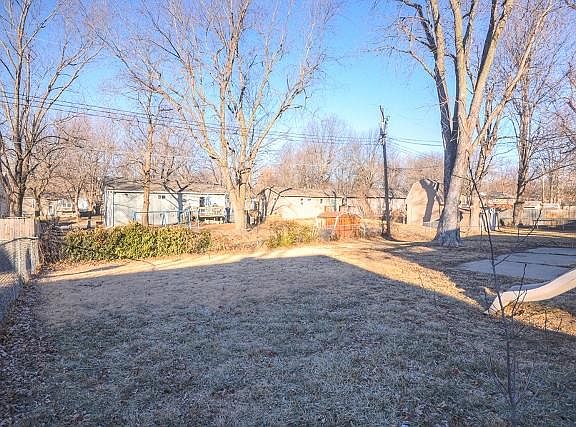3rd image of 525 NE Sunnybrook Dr