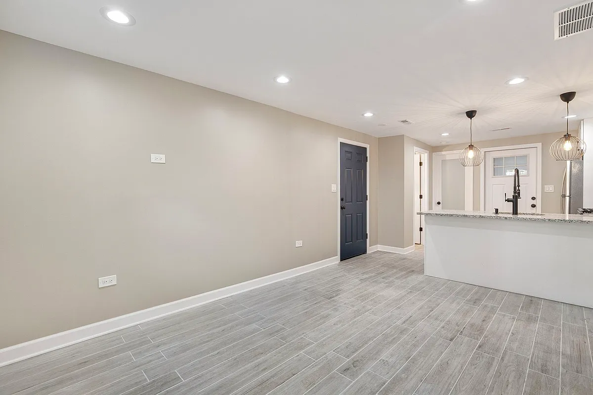 View of the entrance way and kitchen from the living room - 4636 N Leavitt St #G
