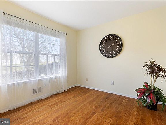 4th image of 27 Blossom Dr