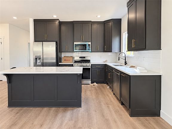 4th image of 423 2nd St