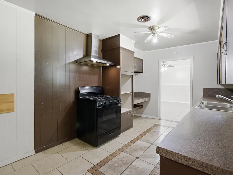 801 Stewart St — Photo 10