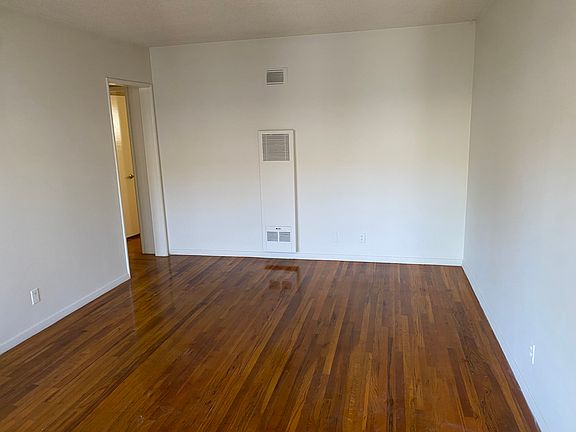 5th image of 14416 Magnolia Blvd APT 5
