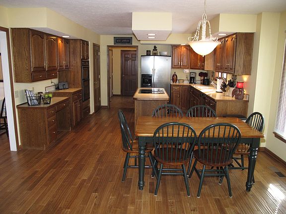 Kitchen: SS Appliance pkg, Center Island, Planning Desk, Pantry.