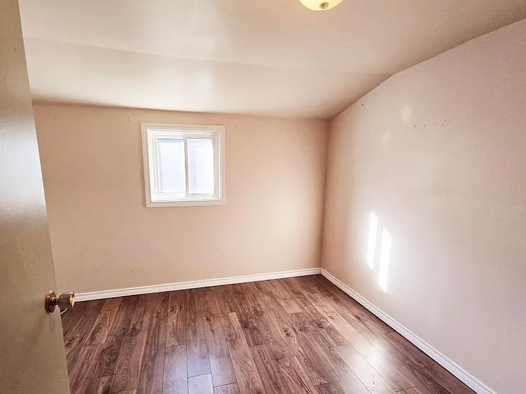 381 Spruce St N — Photo 5