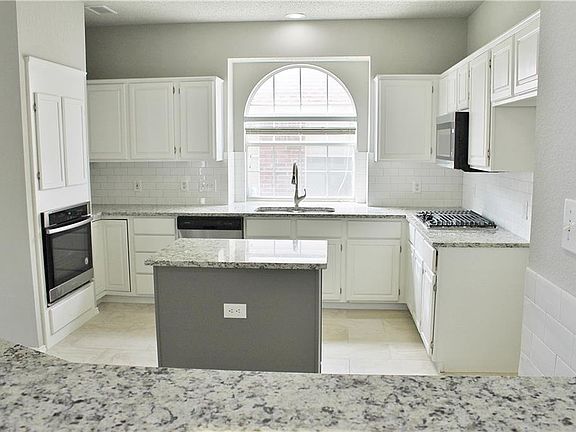 5th image of 2216 Tanglewood St
