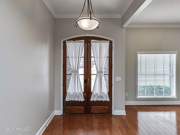 5th image of 106 Linden Cv