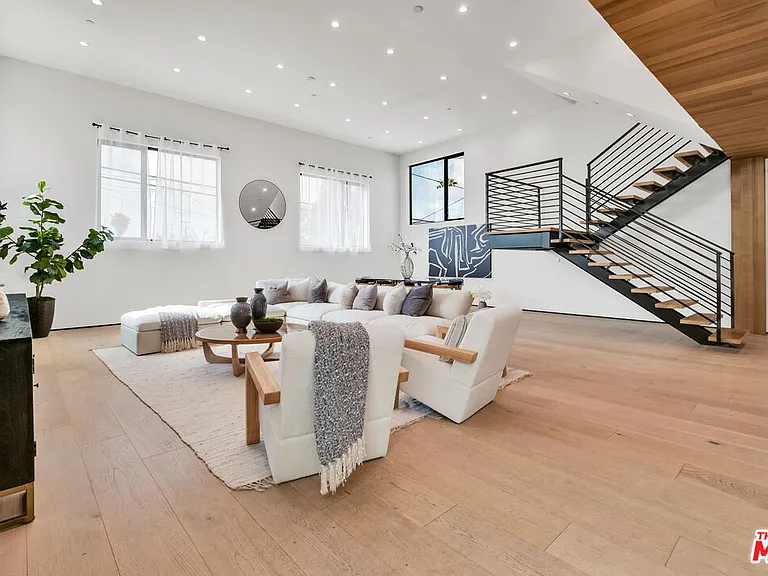 611 Broadway St — Photo 11