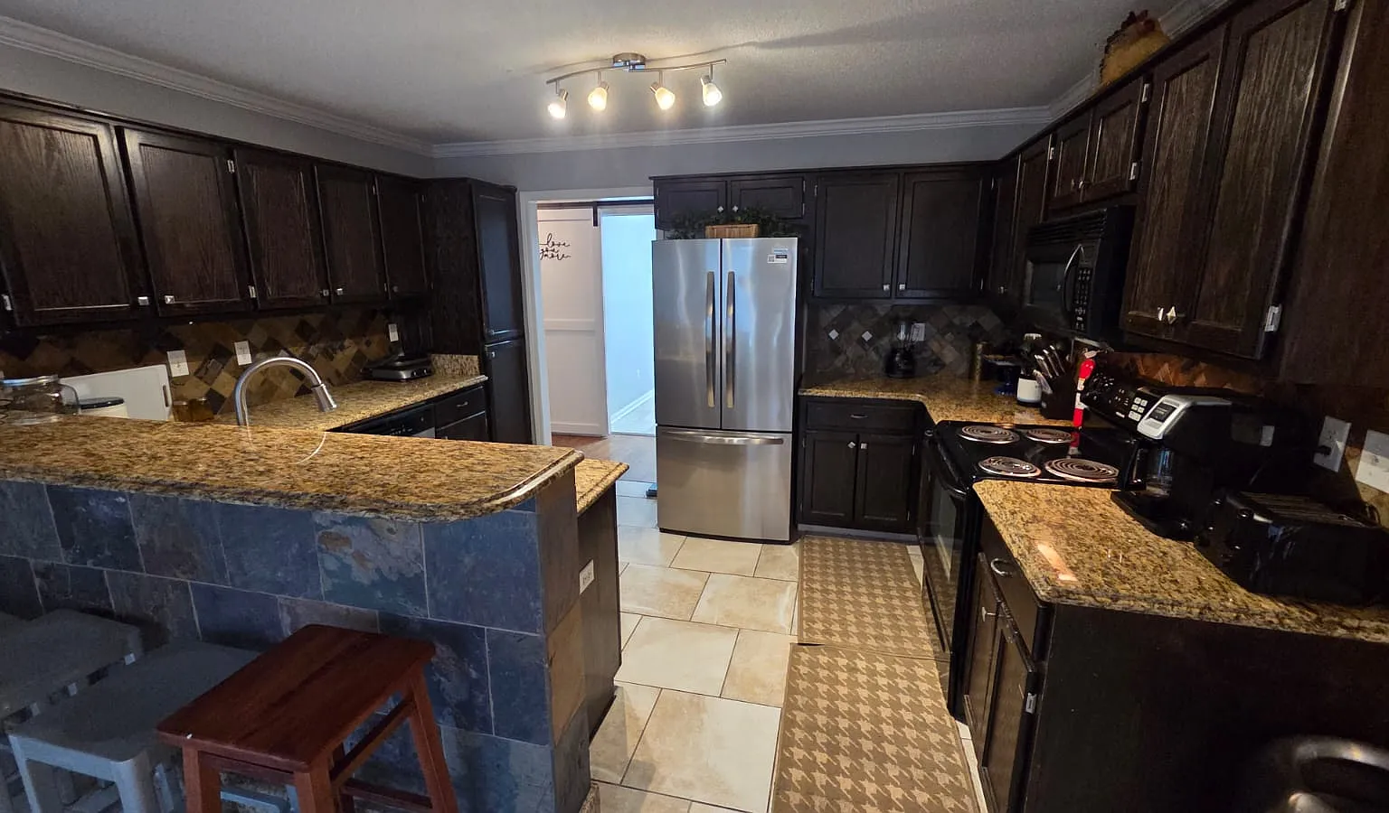 4 bed, 2474 sqft, $5,995 — Photo 1