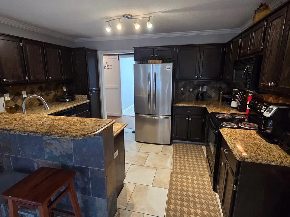 2361 Della St