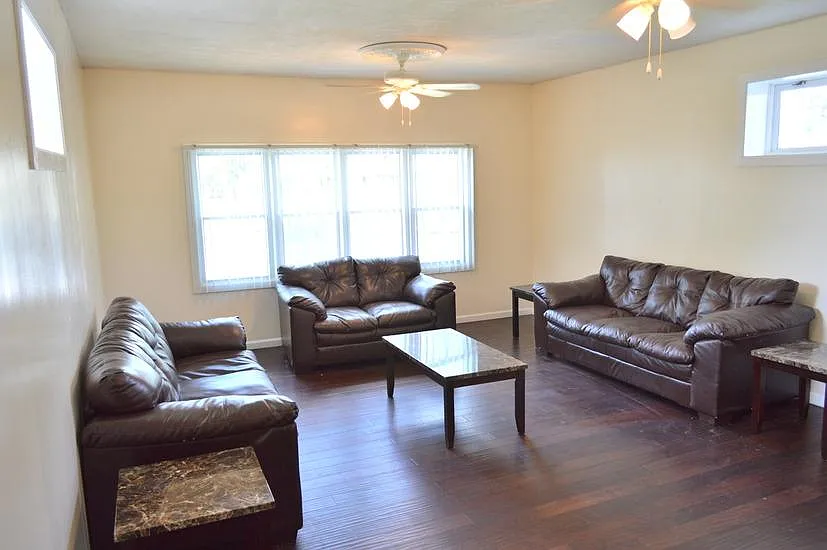 7 bed, $3,850 — Photo 2