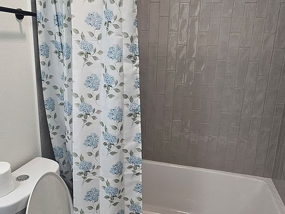 4th image of 2107 8th Ave E #1
