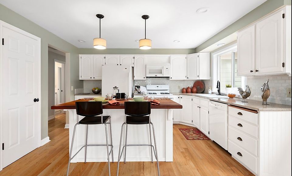 Kitchen - light and bright