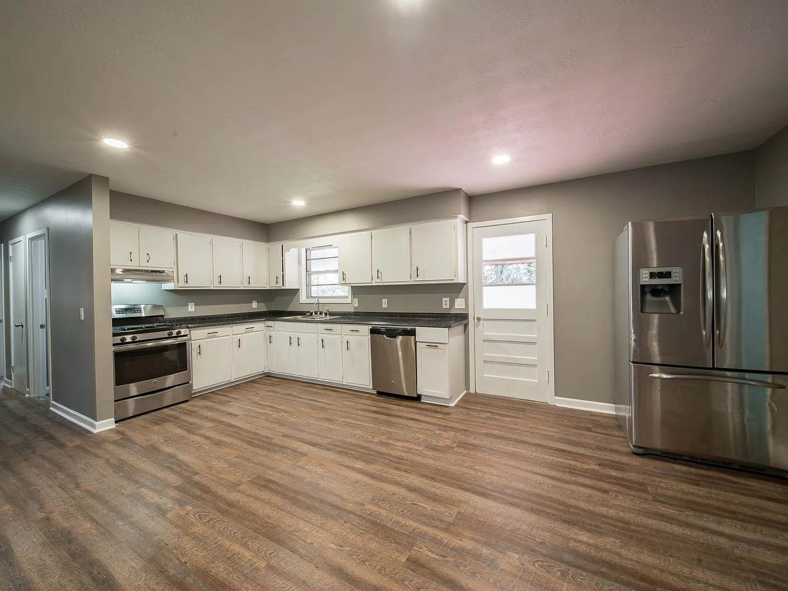 3 bed, 1100 sqft, $1,295 — Photo 3