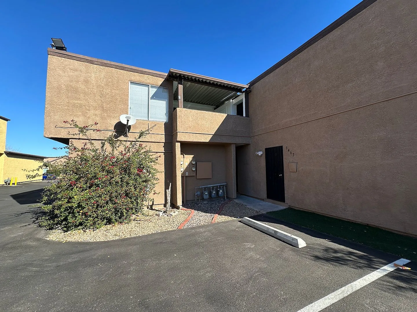2 Bedroom Upstairs Condo with Bonus Room Near UNLV! — Photo 3
