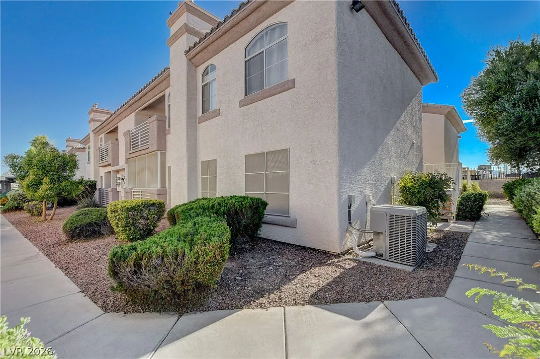 2 bed, 2.0 bath, 1073 sqft, $1,195 — Photo 2