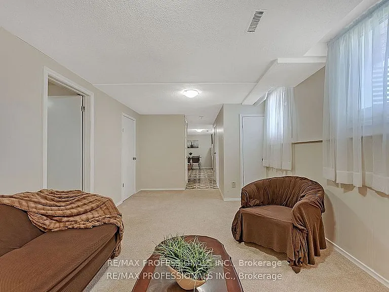 124 Panter Cres #LOWER — Photo 14