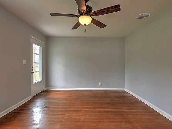 4th image of 1404 Valley St
