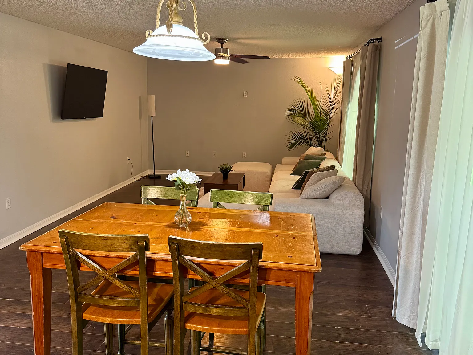 4 bed, 2.5 bath, 2802 sqft, $3,400 — Photo 4