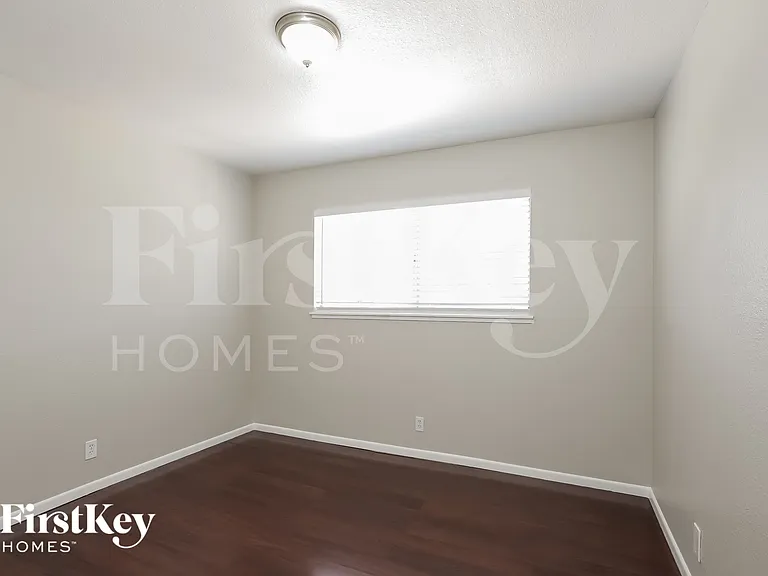 825 Antigua St — Photo 11