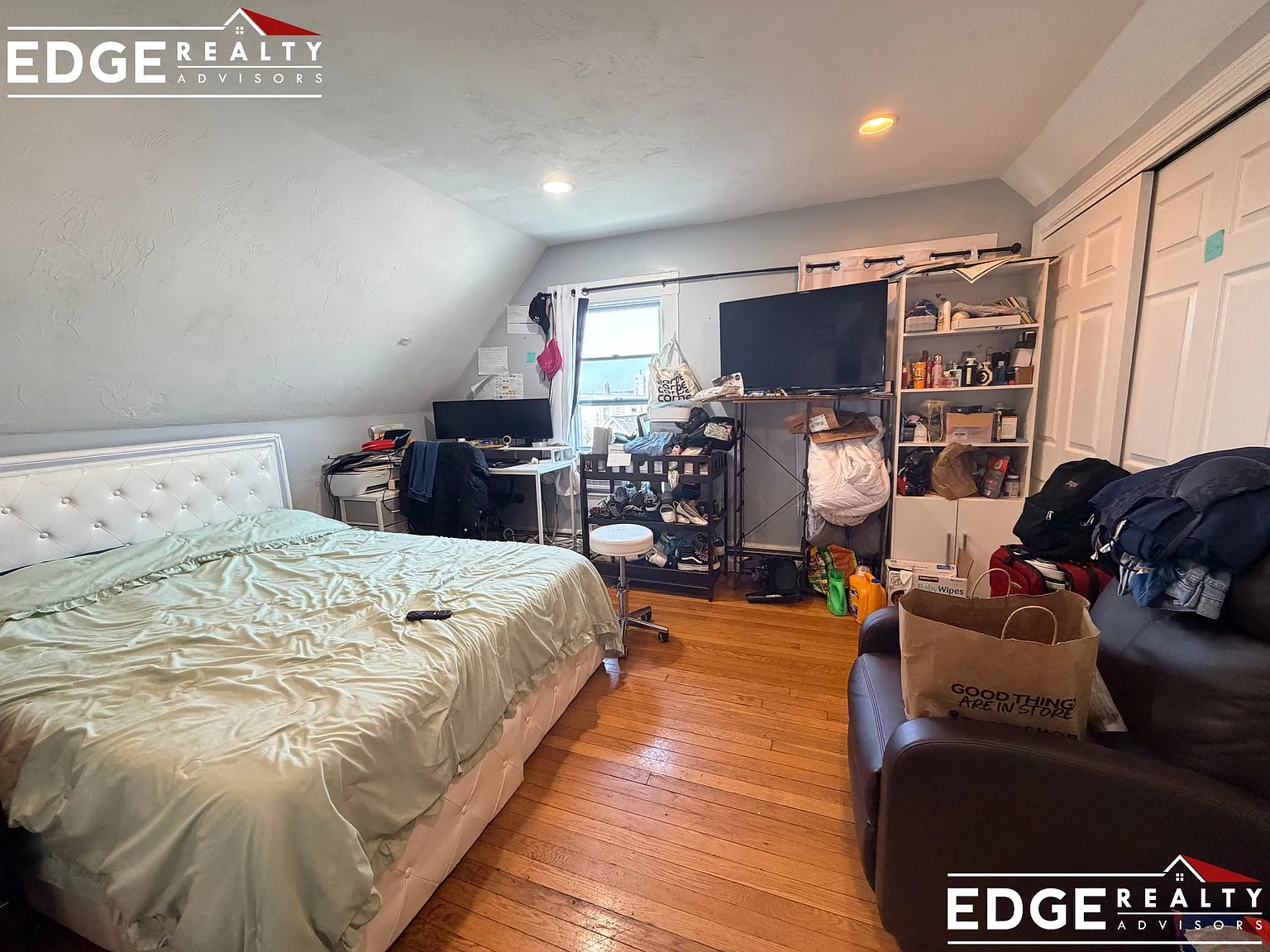 4 bed, 1.0 bath, 1100 sqft, $3,100 — Photo 2
