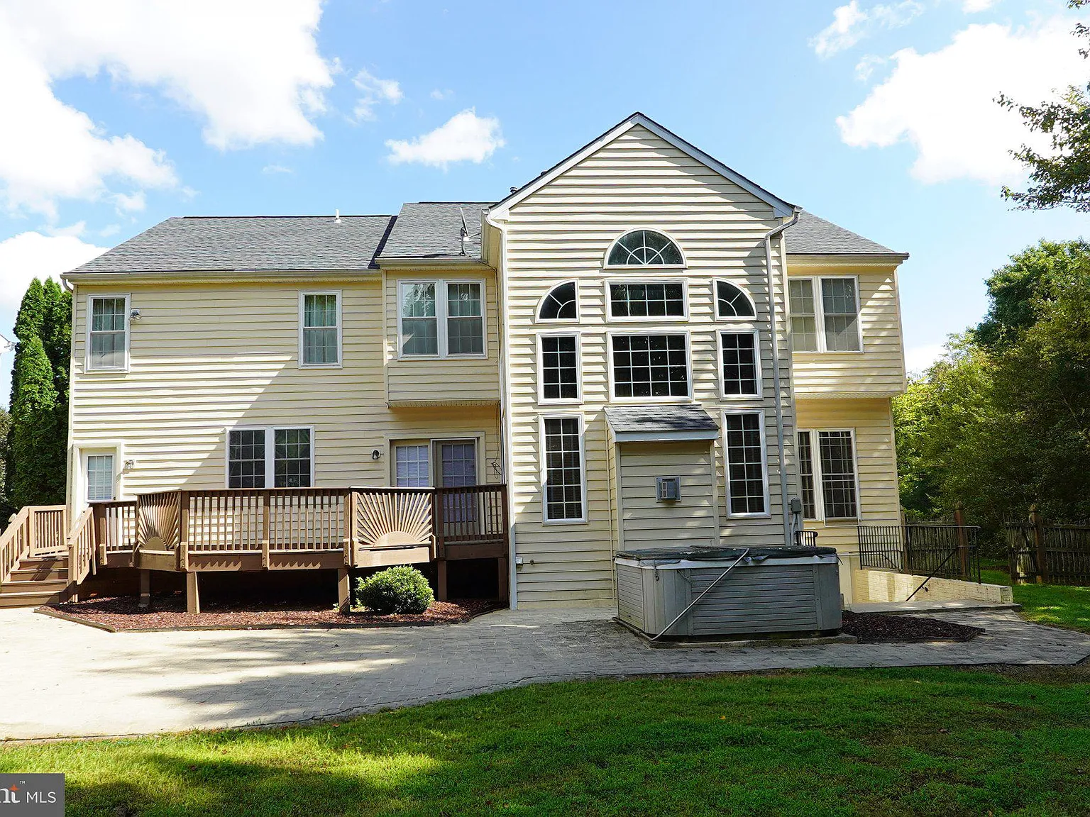 6 bed, 4.5 bath, 5827 sqft, $4,500 — Photo 4