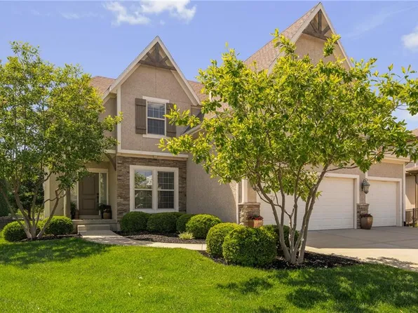 8608 W 165th Pl, Overland Park, KS 66085