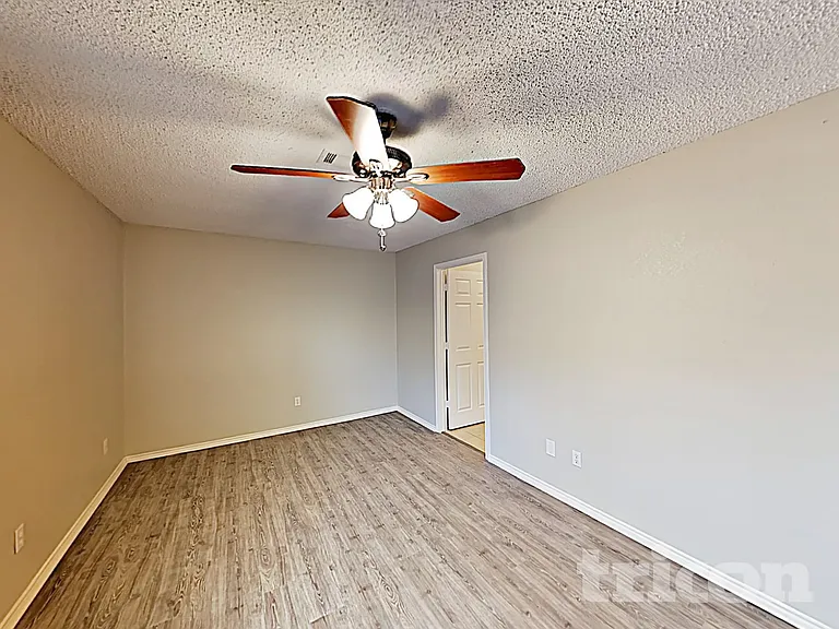206 Briarglen Dr — Photo 2