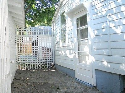 2nd image of 111-111 Queen St
