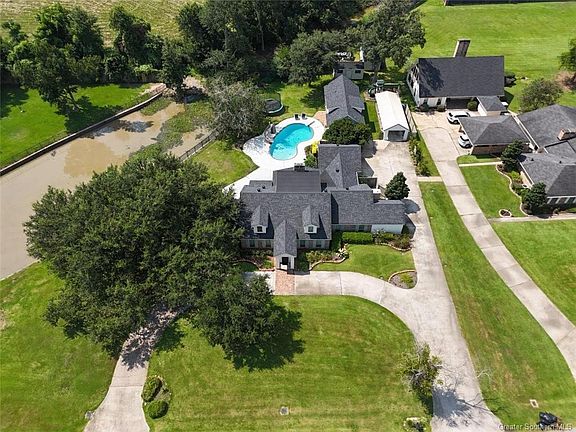 3rd image of 5 Fairway Ln