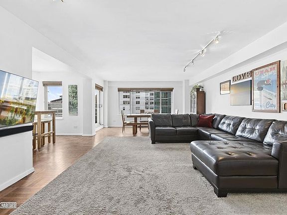 4th image of 200 E 57th St APT 18B