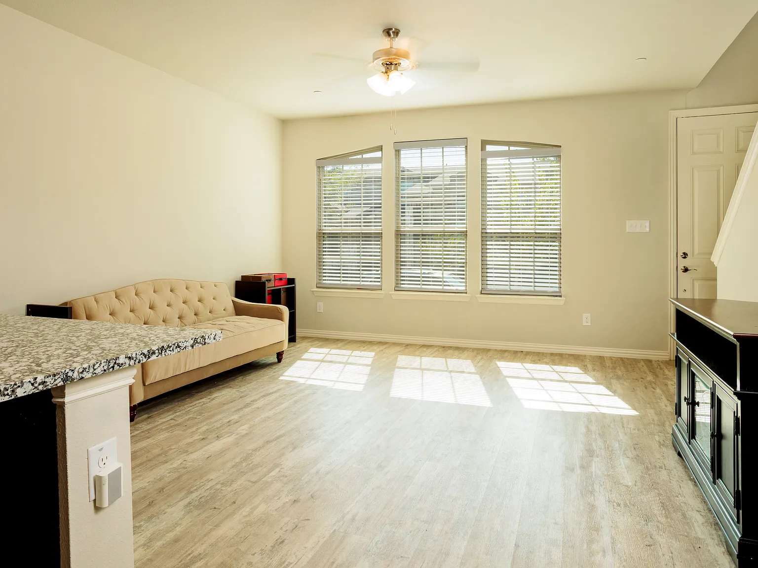 3 bed, 2.5 bath, 1556 sqft, $2,000 — Photo 2