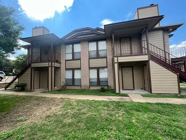 Building Photo - 1007 Spring Loop #C