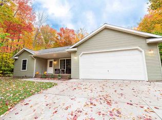 8805 Cedar Creek Dr, Petoskey, MI 49770