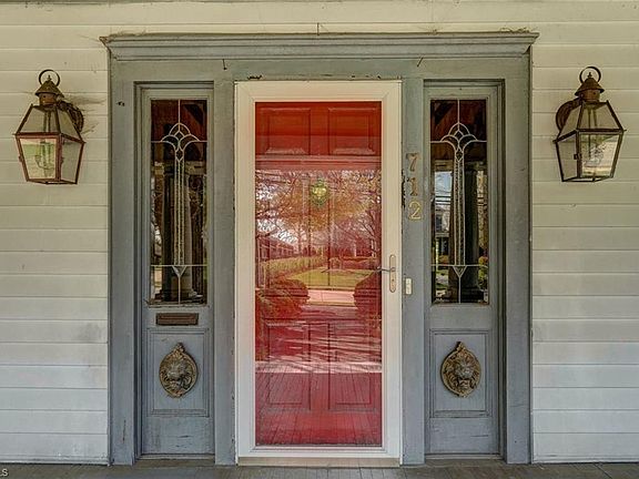 9th image of 712 S Main St