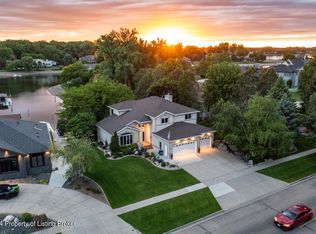 1808 Riverwood Dr, Bismarck, ND 58504