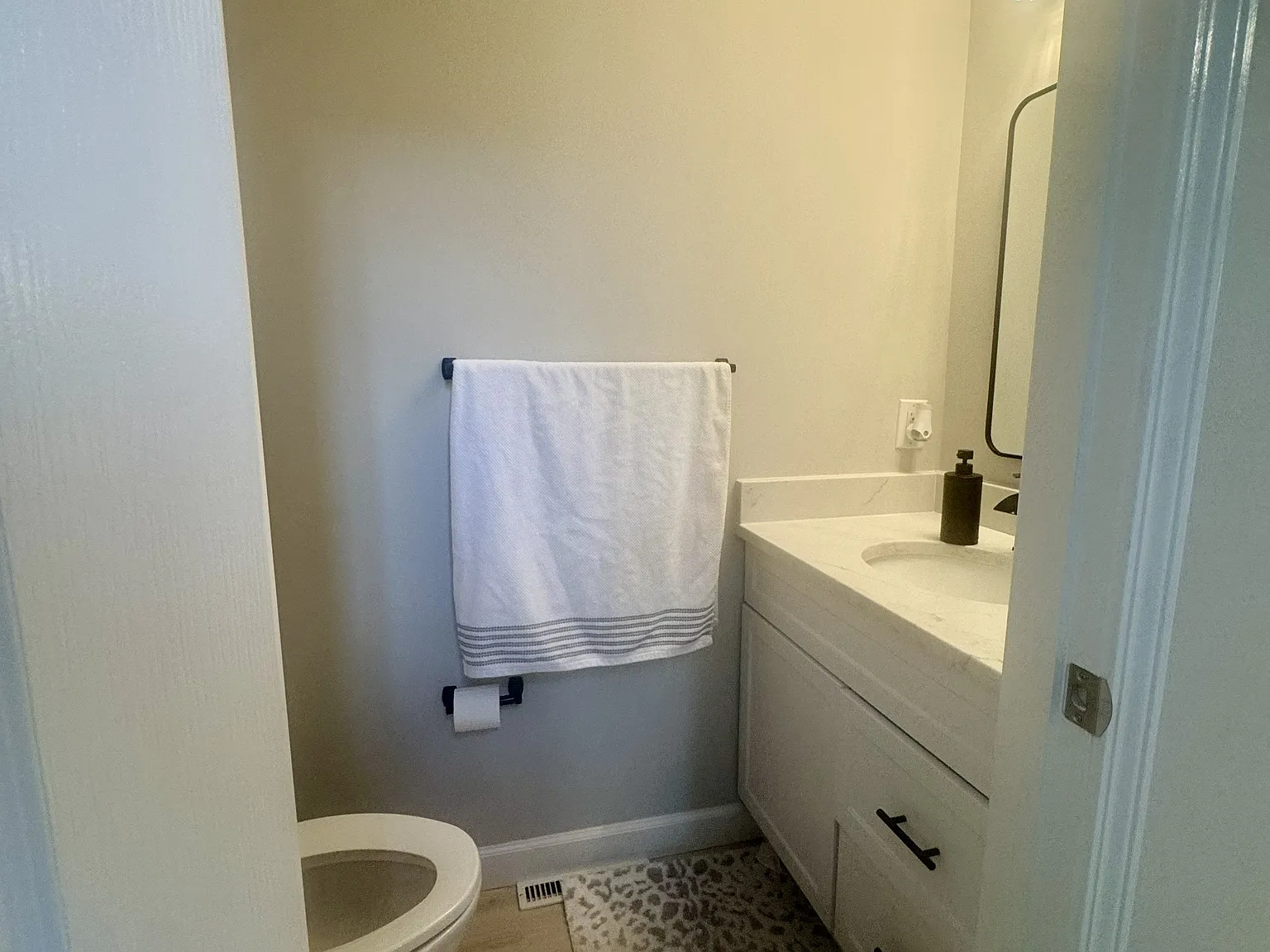 3 bed, 1.5 bath, 1672 sqft, $2,300 — Photo 3
