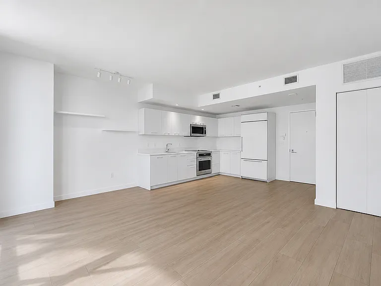 45 SW 9th St #1304 — Photo 2