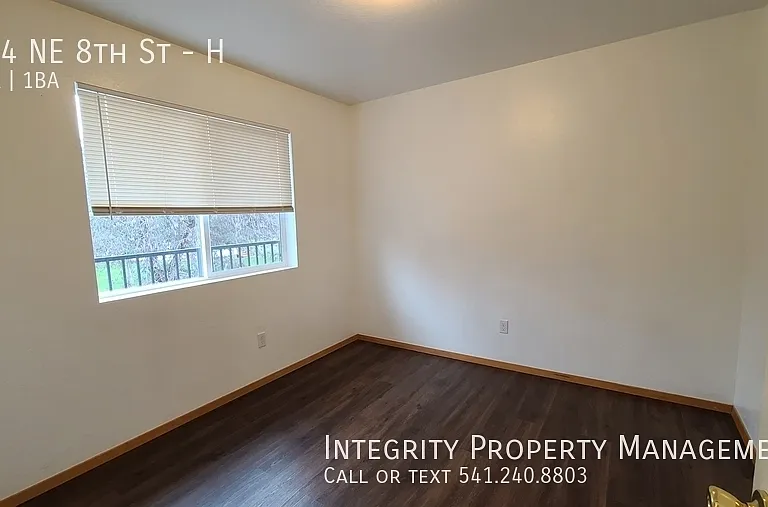 704 NE 8th St #H — Photo 8