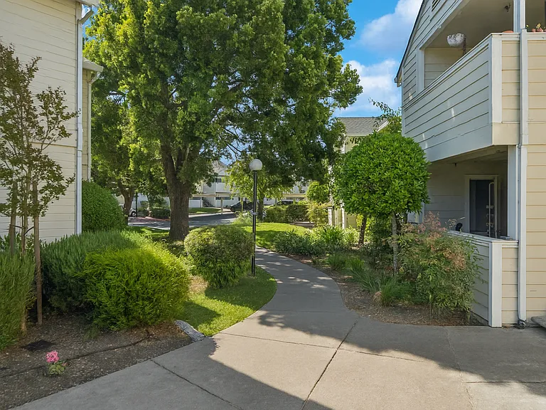 Emerald Pointe — Photo 4