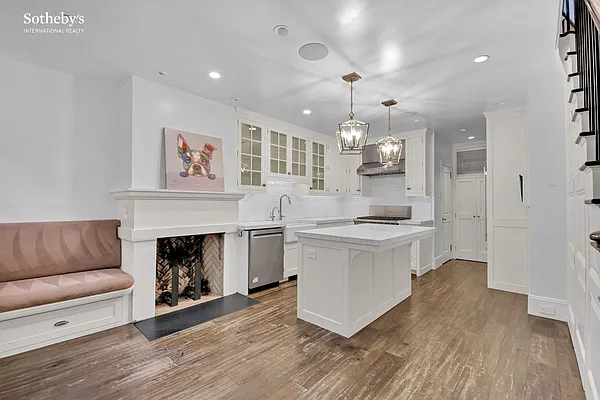 Rented by Sotheby's International Realty | media 11