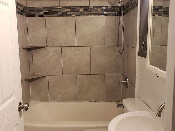 5th image of 915 W Pecan St