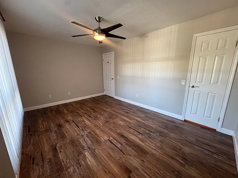1355 Loma Ave #205 — Photo 20