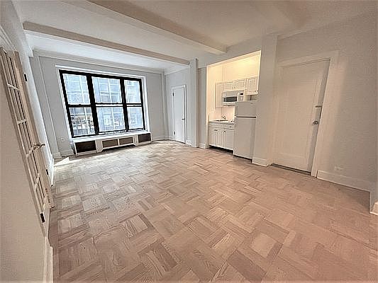 3rd image of 105 W 55th St APT 6B