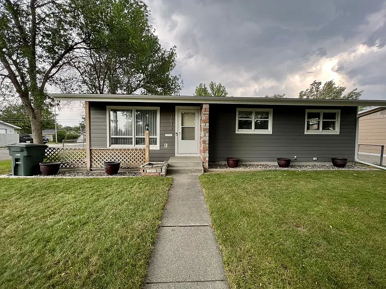 2539 Howard Ave — Photo 1